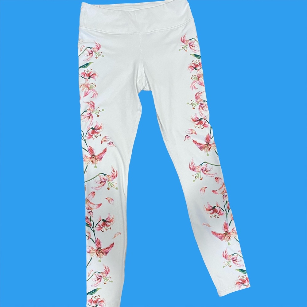 NWOT Fabletics leggings XS Straight leg. Beautiful floral design never worn!